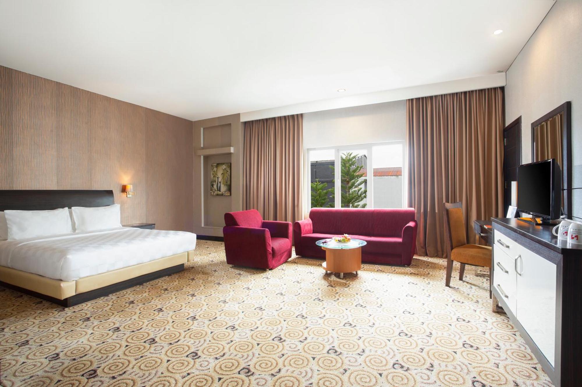 Swiss-Belhotel Кендари Екстериор снимка