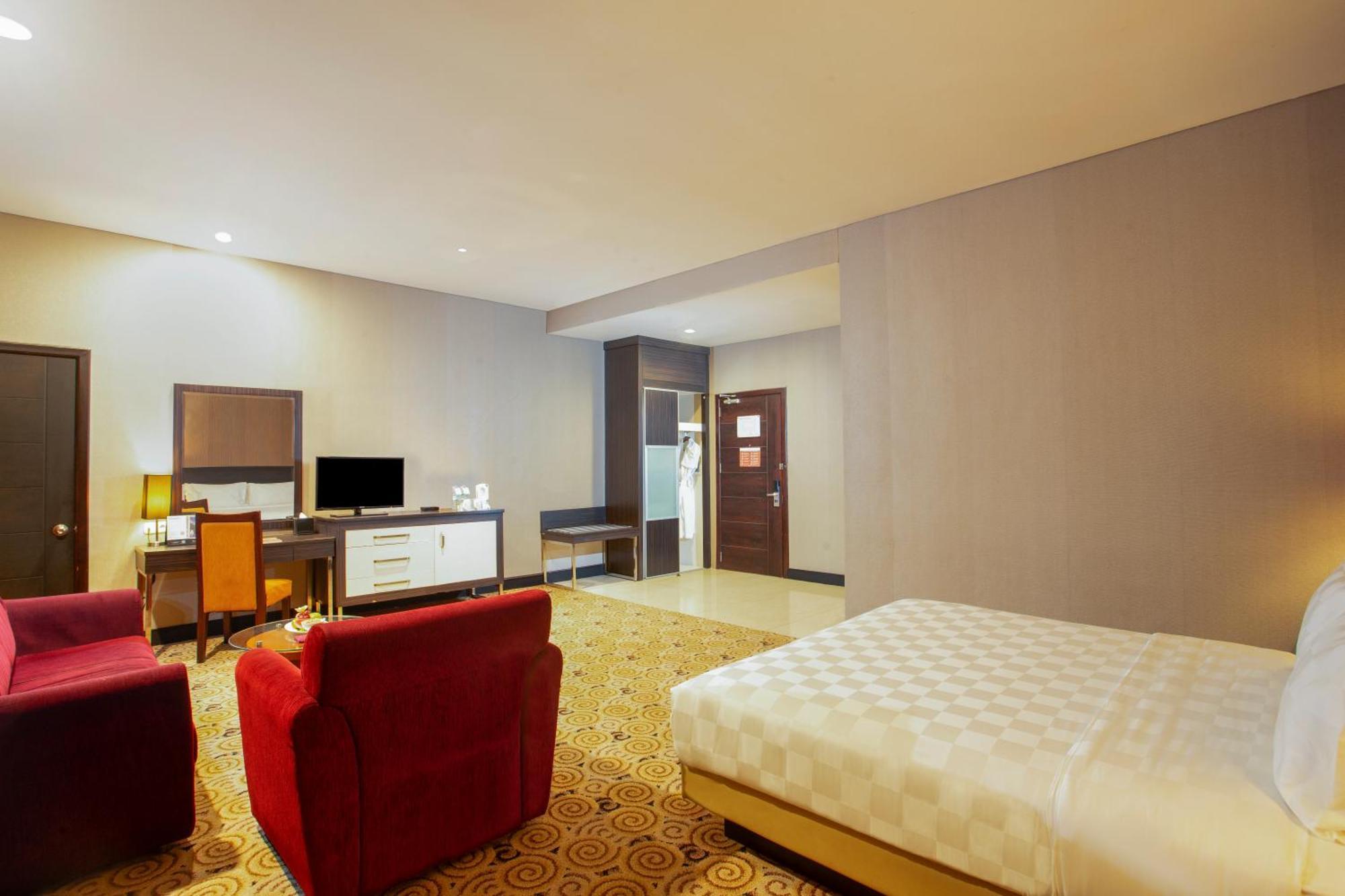 Swiss-Belhotel Кендари Екстериор снимка
