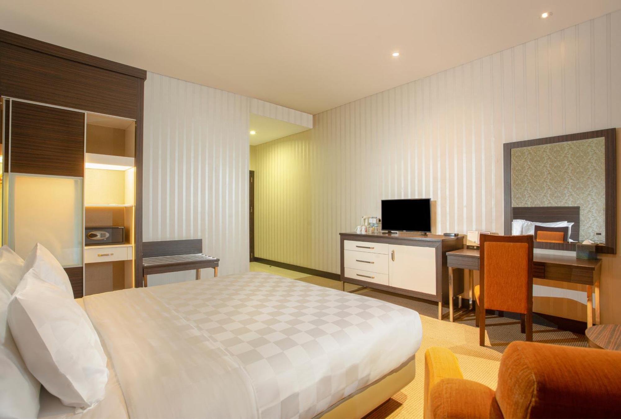 Swiss-Belhotel Кендари Екстериор снимка