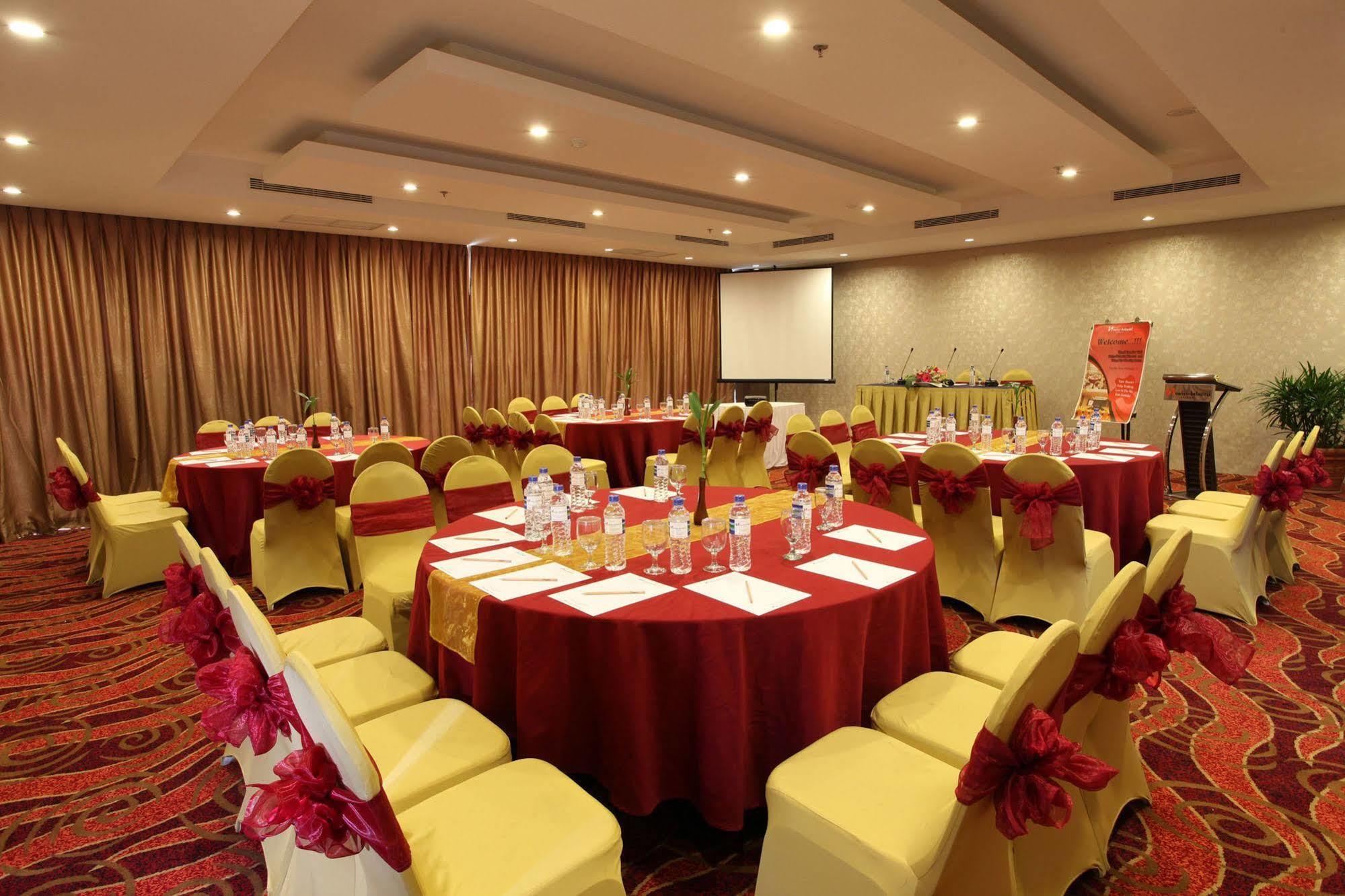 Swiss-Belhotel Кендари Екстериор снимка